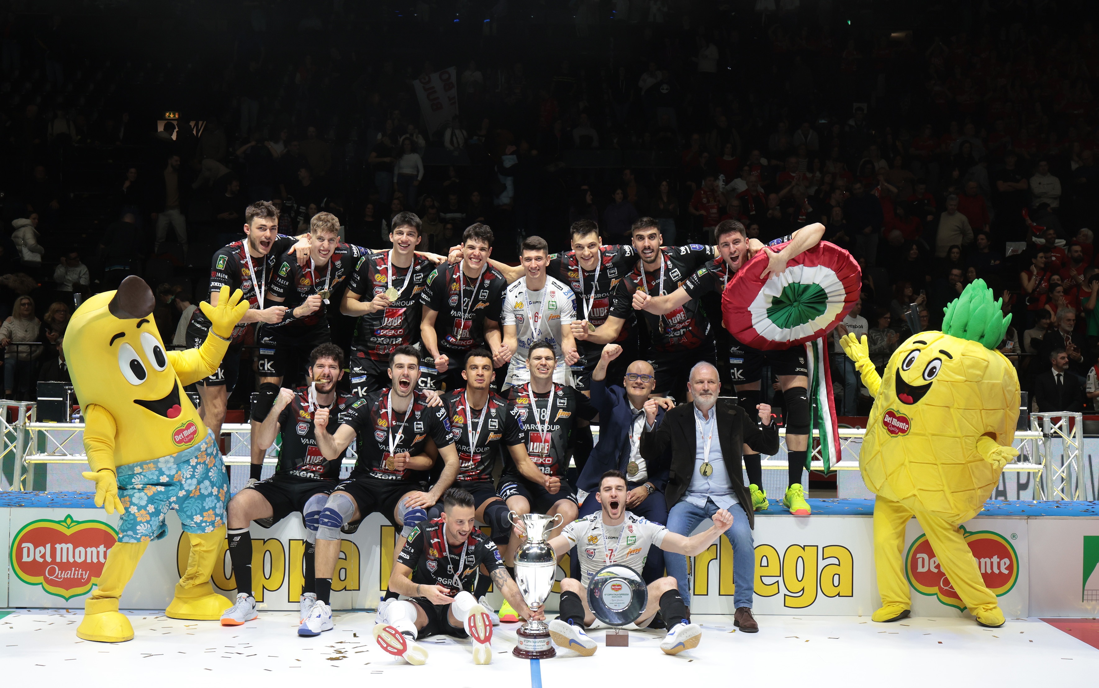 包含意大利鏖战奥地利，成功晋级四分之一决赛的词条